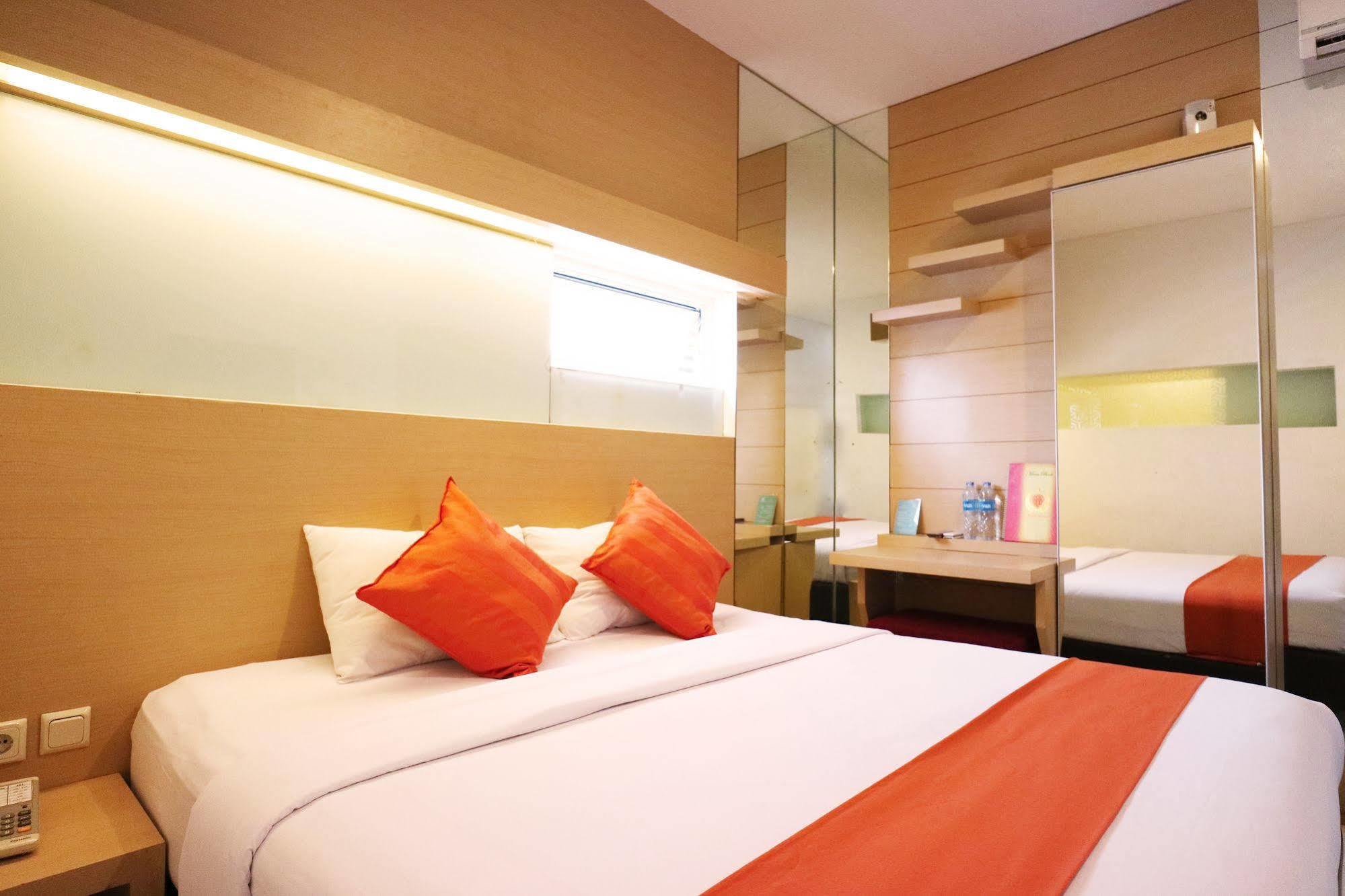 Mirah Hotel Джакарта Екстериор снимка