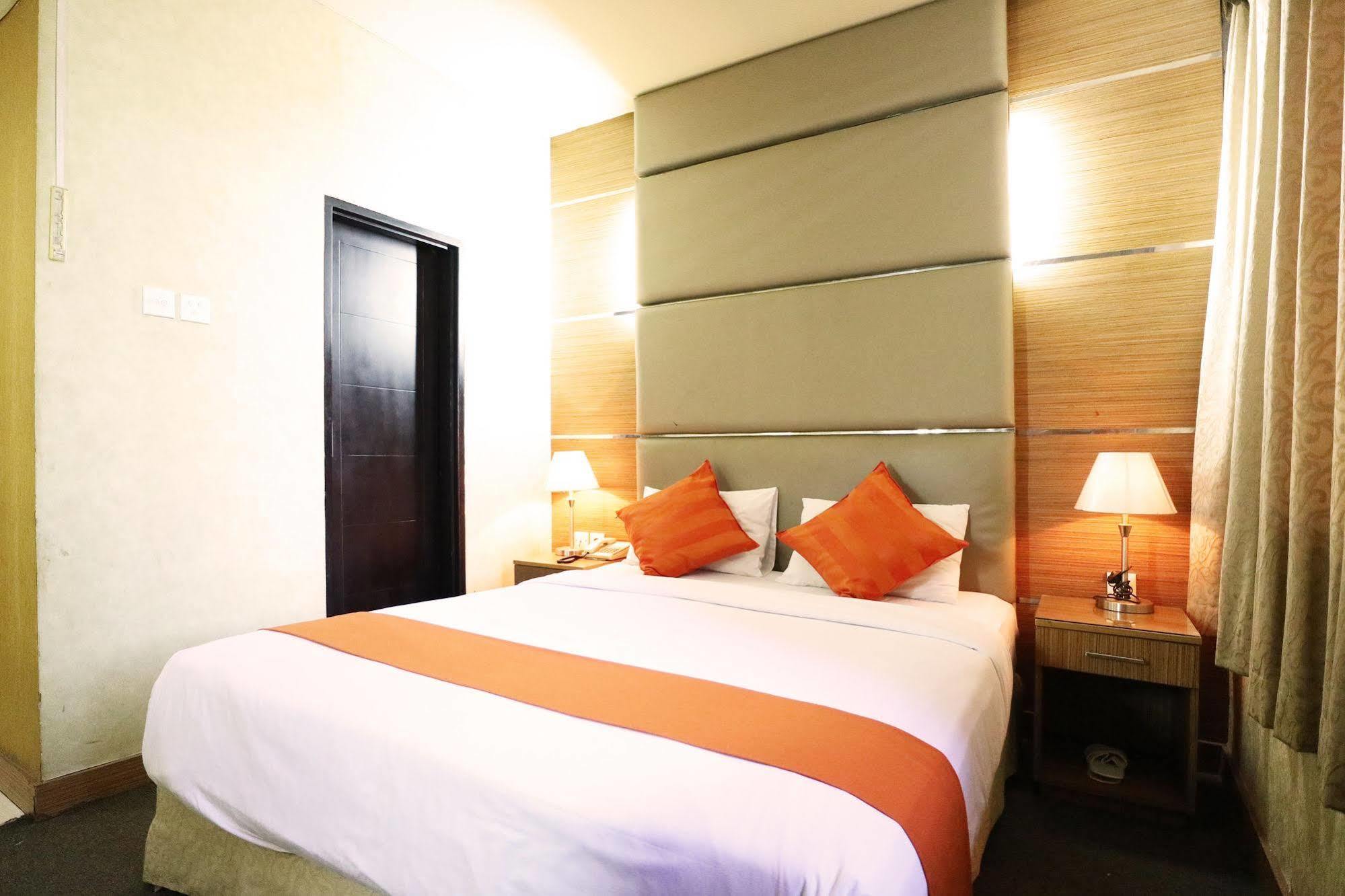 Mirah Hotel Джакарта Екстериор снимка